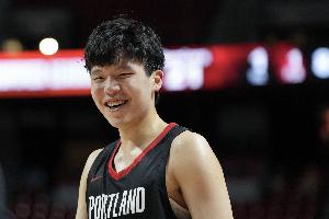 开拓者官推晒杨瀚森微笑照片：早上好 撕裂之城！！😄✌️